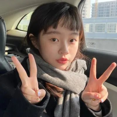落在她身边